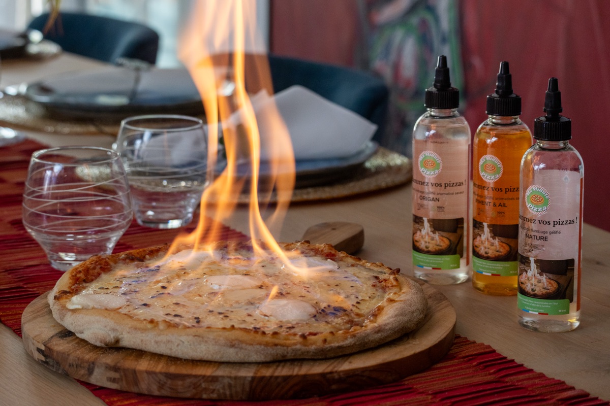 Pizza flambée en salle avec les 3 saveurs de liqueurs