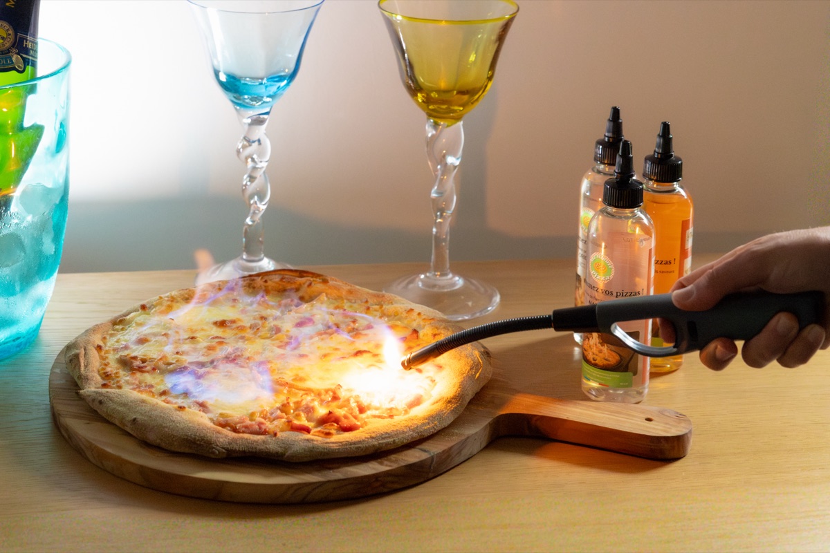 Flambage en action avec chalumeau et liqueur Ma Minute Pizza