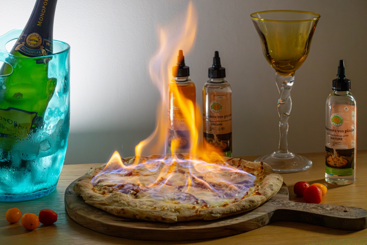 Pizza flambée avec champagne et cocktails - ambiance festive