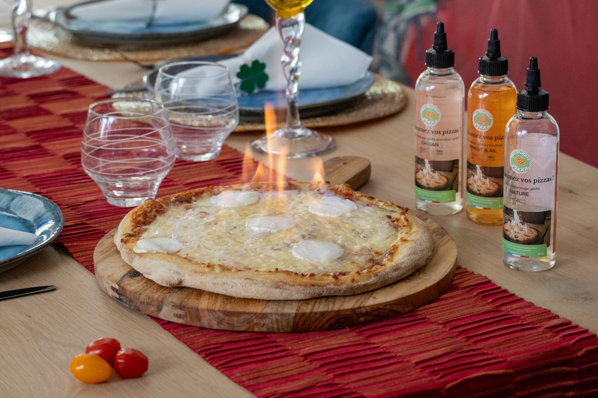 Service en table - pizza flambée devant les clients